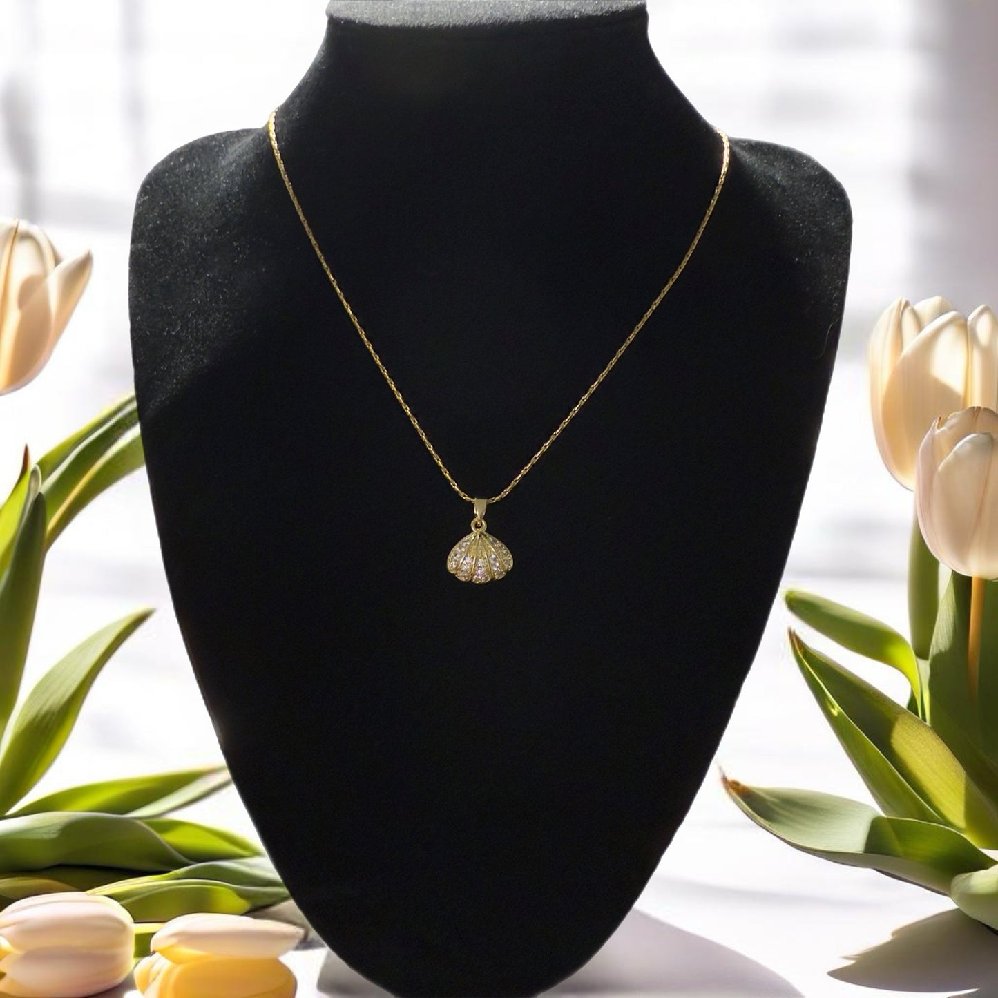 Gold shell and pearl pendant necklace