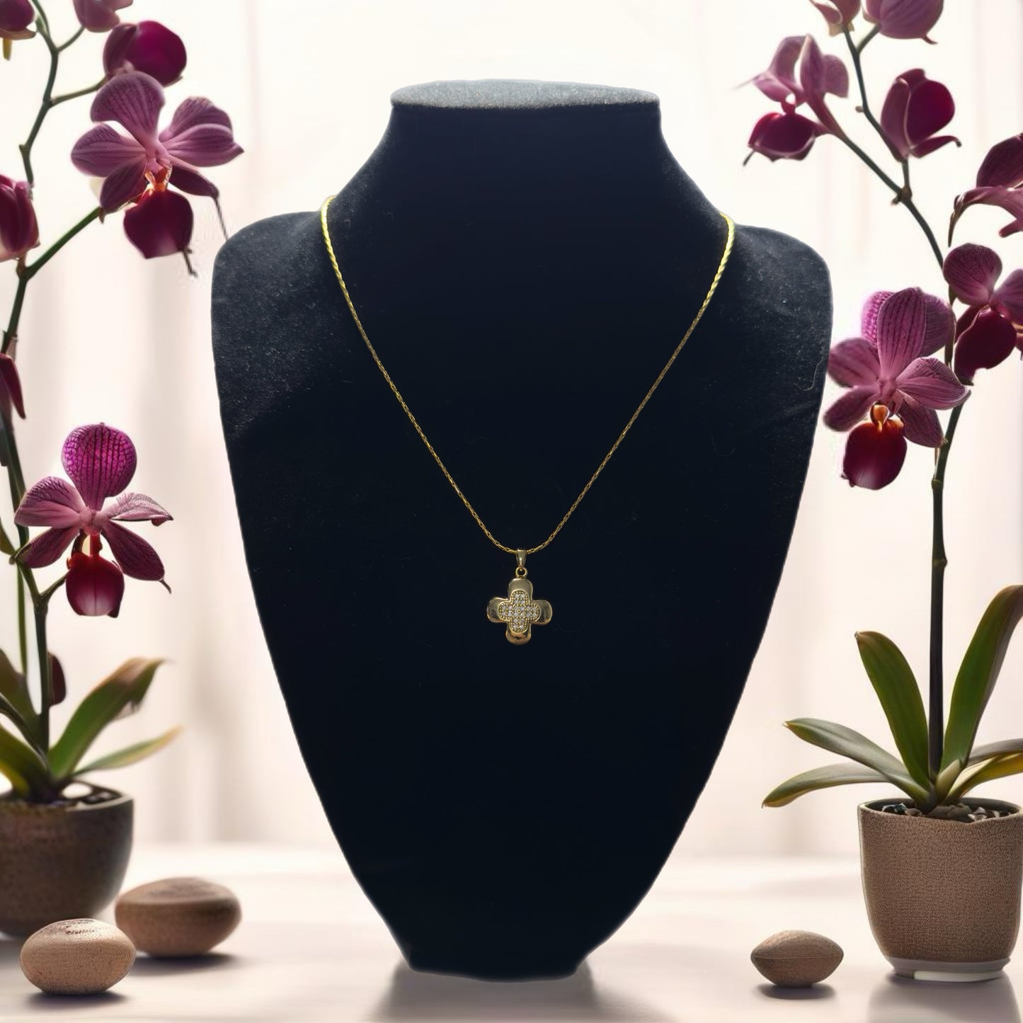 Four-leaf clover gold pendant necklace