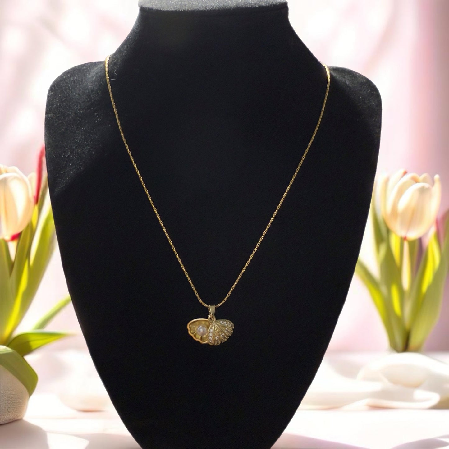 Gold shell and pearl pendant necklace