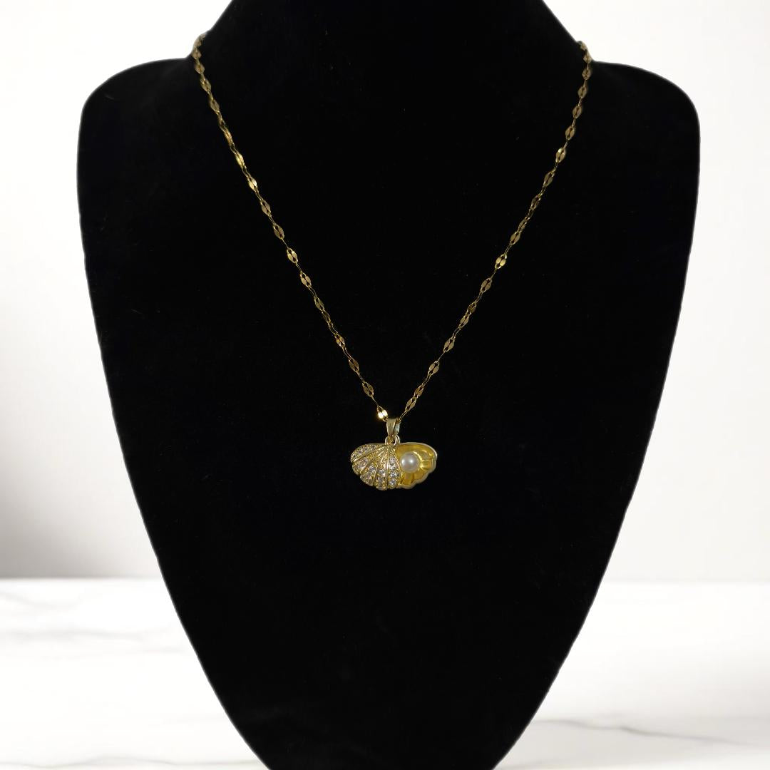 Gold shell and pearl pendant necklace