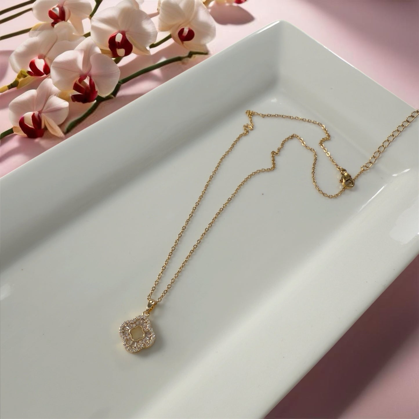 Halo four-leaf clover gold pendant necklace