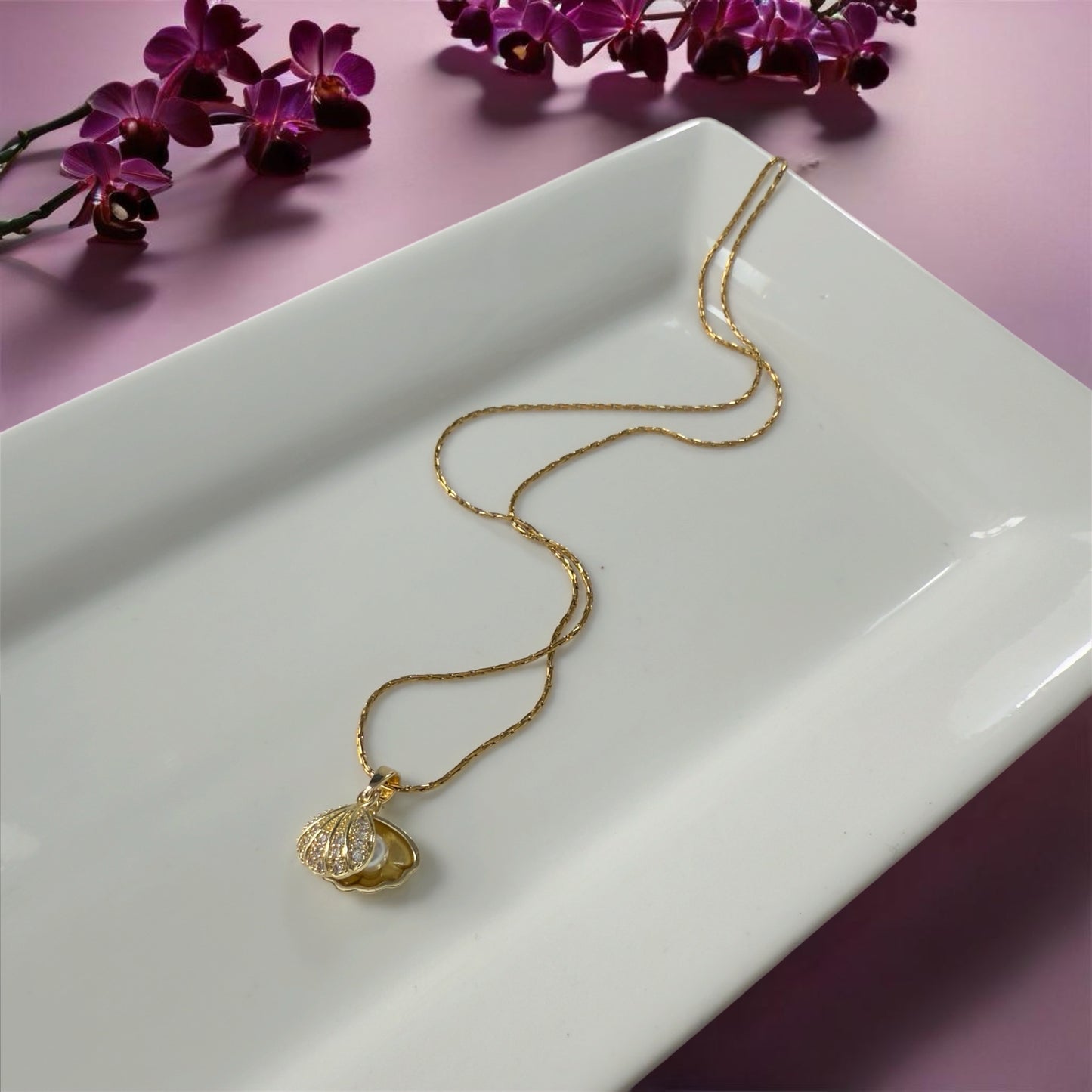 Gold shell and pearl pendant necklace