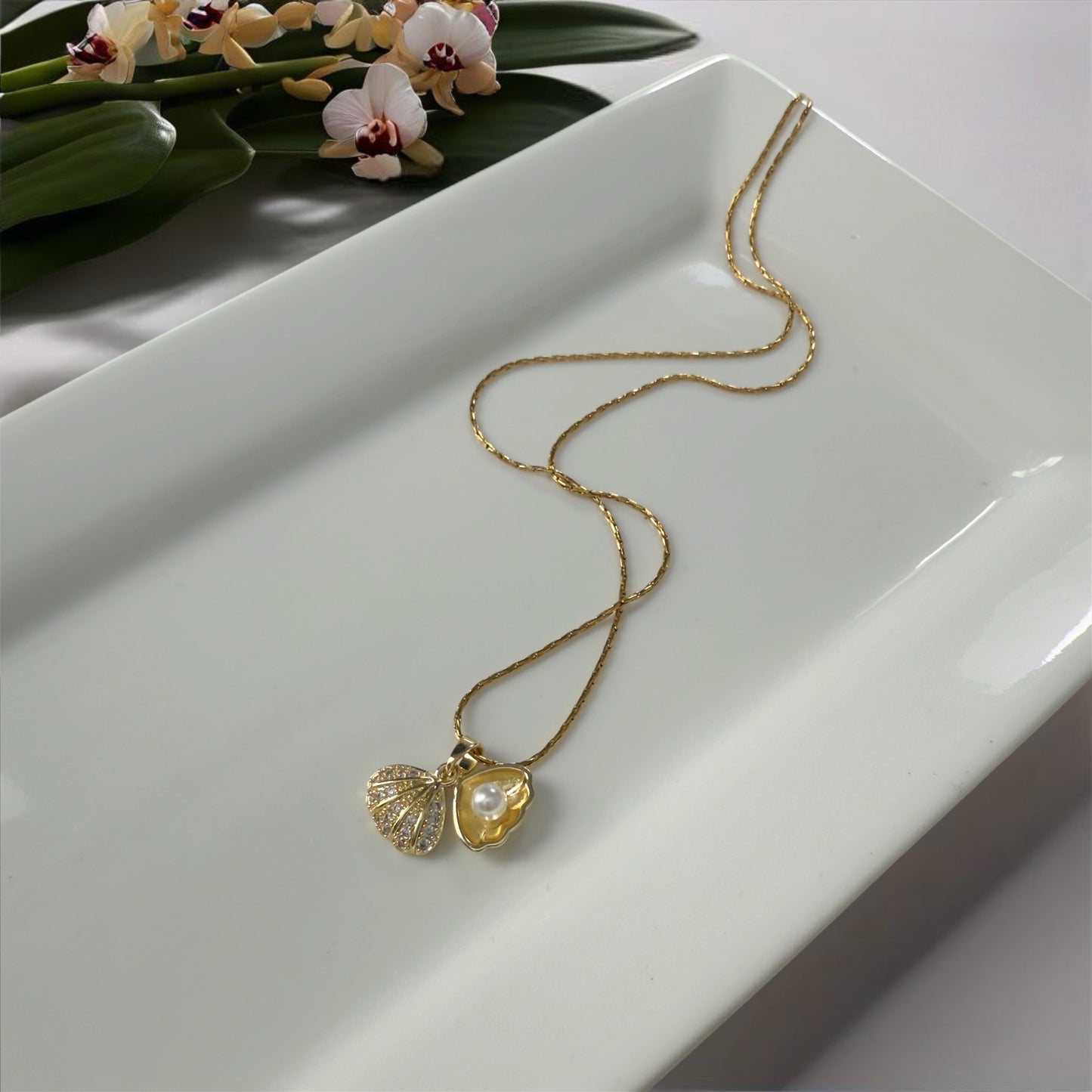 Gold shell and pearl pendant necklace