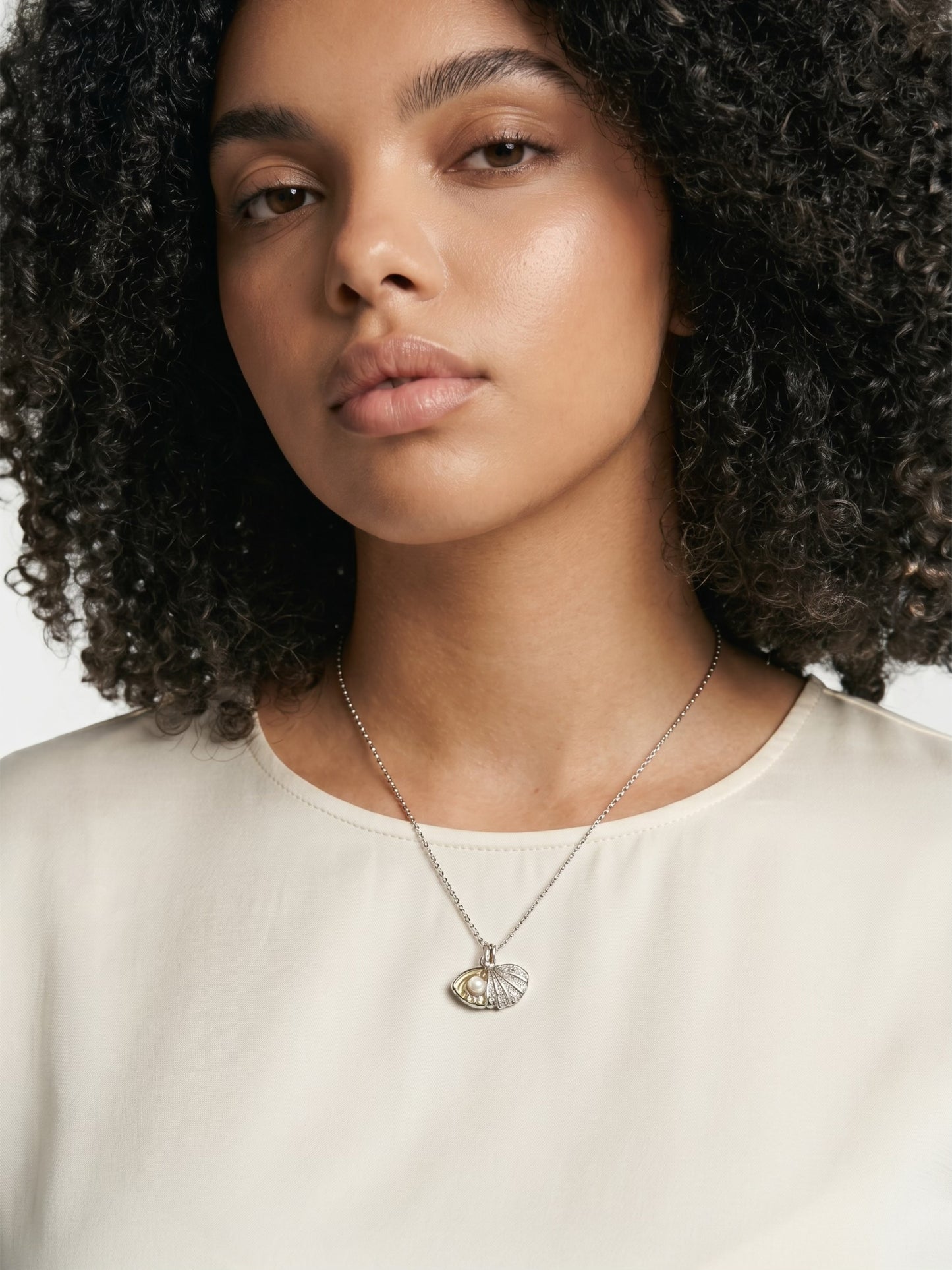 Shell and Pearl pendant necklace