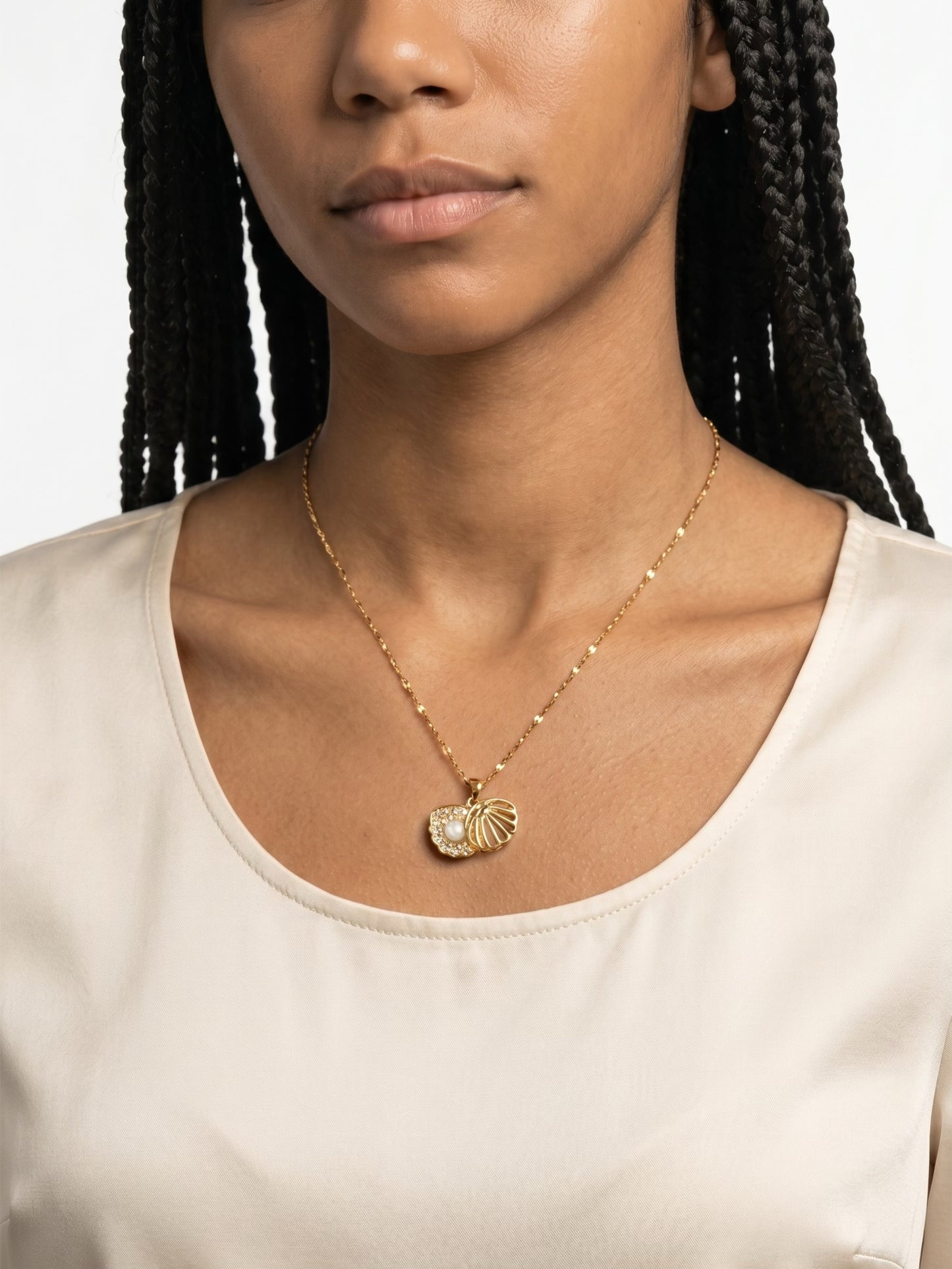 Shell and Pearl pendant necklace