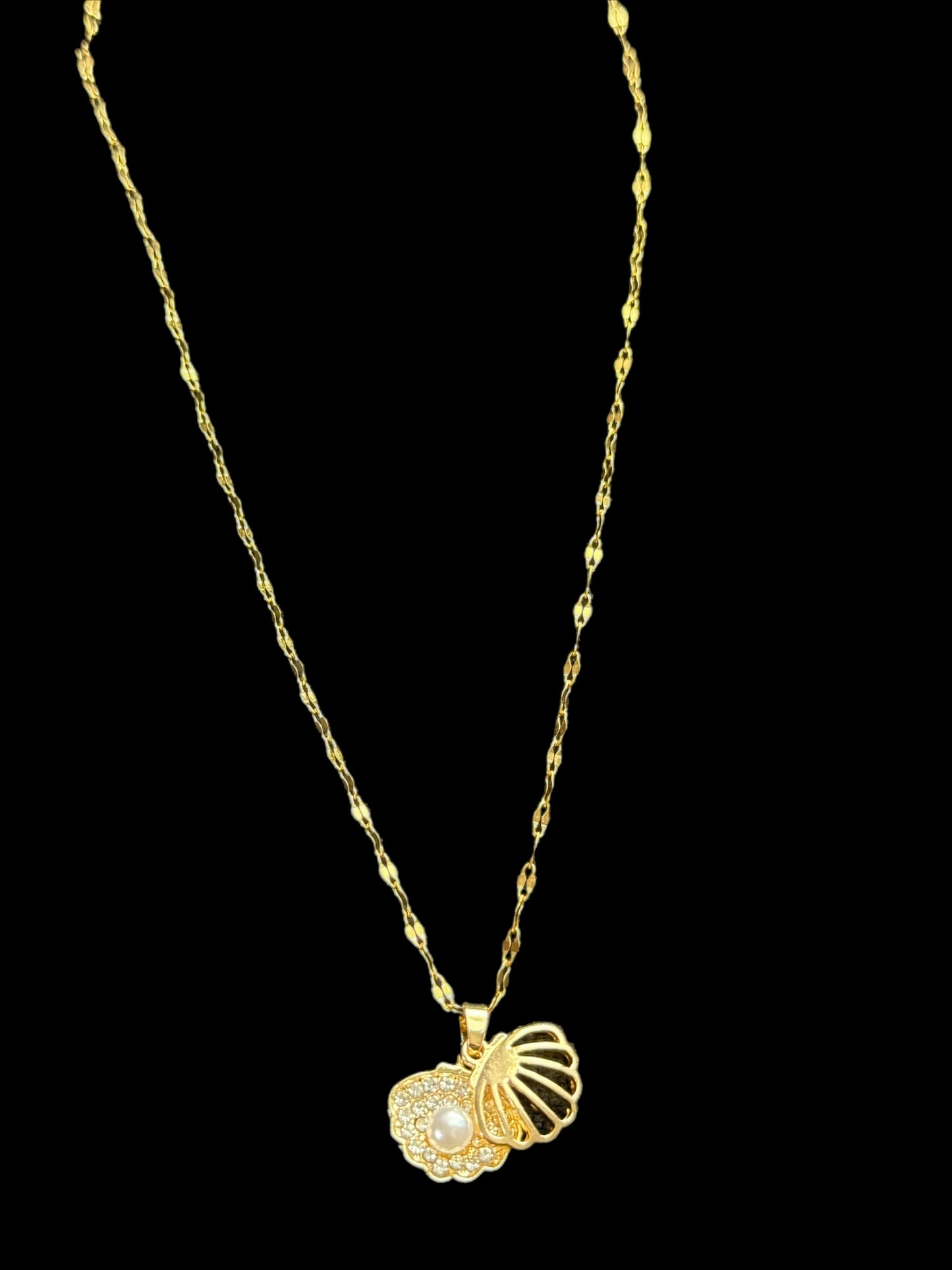 Shell and Pearl pendant necklace